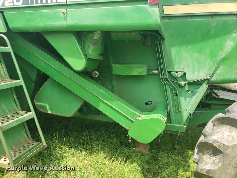 image for item ET9822 1988 John Deere 7720 Titan II RWA combine
