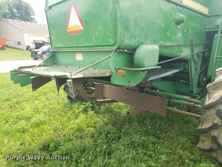 image for item ET9822 1988 John Deere 7720 Titan II RWA combine