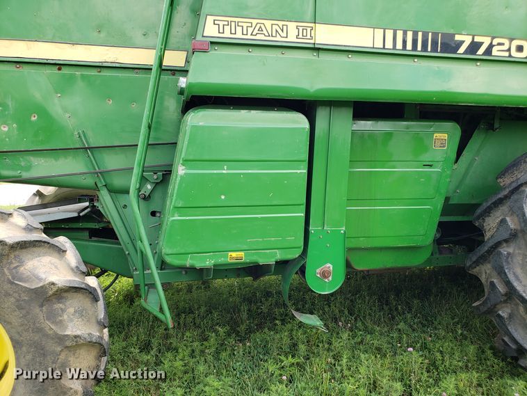 image for item ET9822 1988 John Deere 7720 Titan II RWA combine