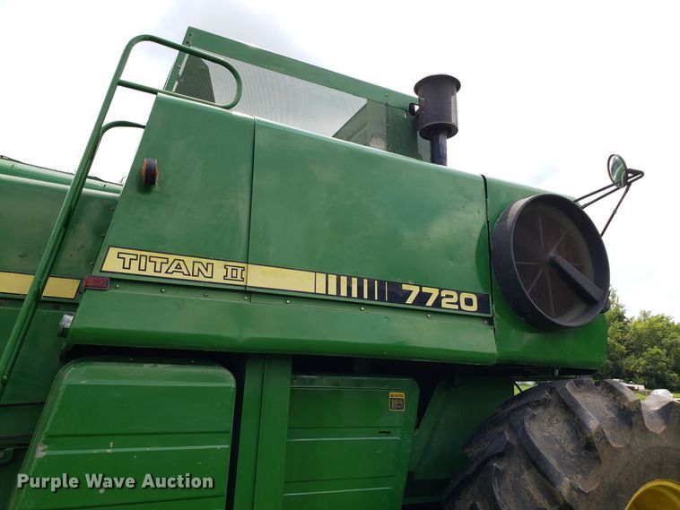 image for item ET9822 1988 John Deere 7720 Titan II RWA combine
