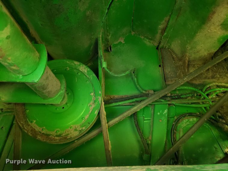 image for item ET9822 1988 John Deere 7720 Titan II RWA combine