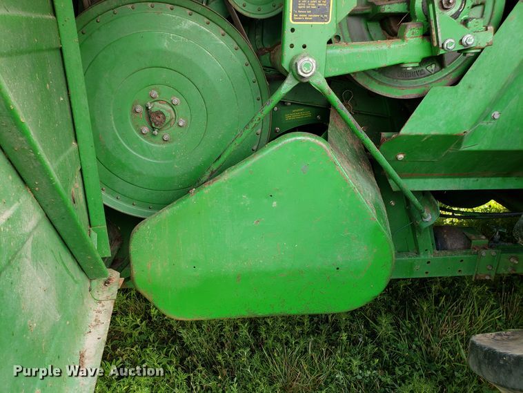 image for item ET9822 1988 John Deere 7720 Titan II RWA combine