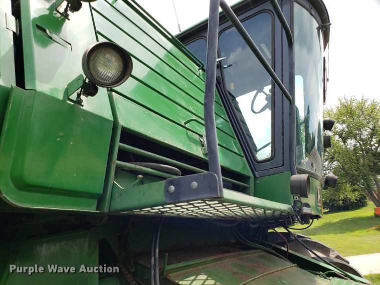 image for item ET9822 1988 John Deere 7720 Titan II RWA combine