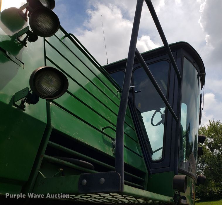 image for item ET9822 1988 John Deere 7720 Titan II RWA combine