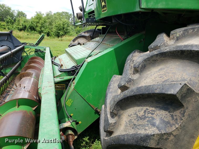 image for item ET9822 1988 John Deere 7720 Titan II RWA combine