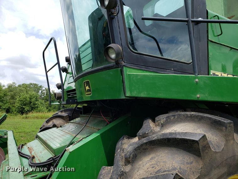 image for item ET9822 1988 John Deere 7720 Titan II RWA combine
