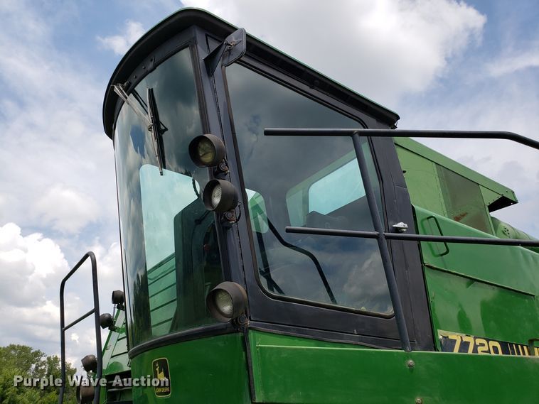 image for item ET9822 1988 John Deere 7720 Titan II RWA combine