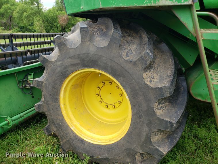 image for item ET9822 1988 John Deere 7720 Titan II RWA combine