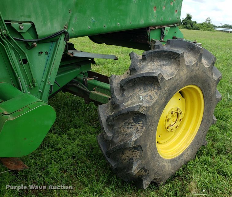 image for item ET9822 1988 John Deere 7720 Titan II RWA combine