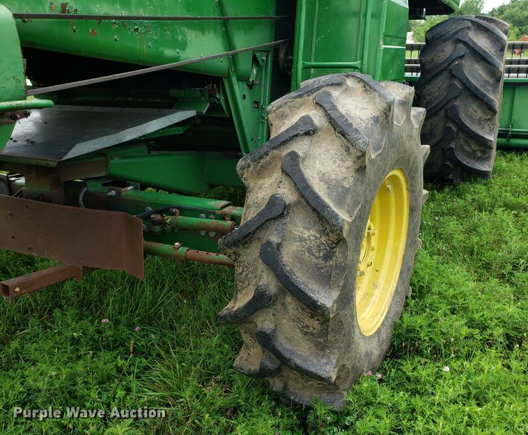 image for item ET9822 1988 John Deere 7720 Titan II RWA combine