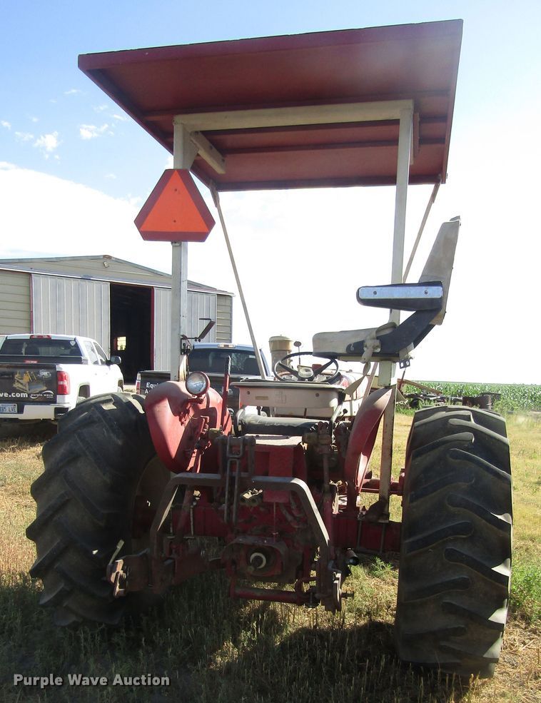 image for item EY9527 1964 International 606 tractor