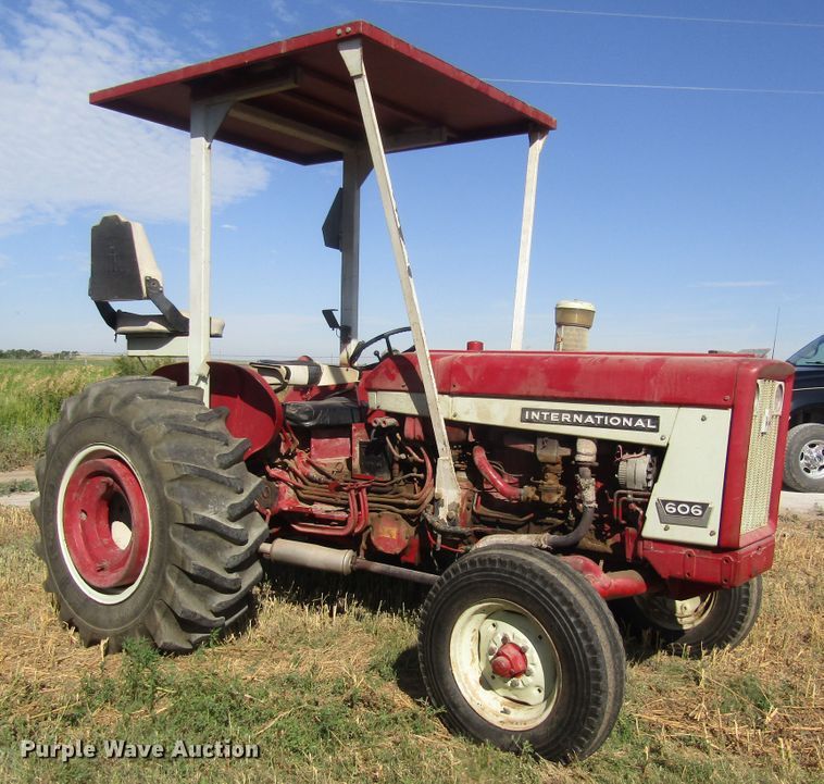 image for item EY9527 1964 International 606 tractor