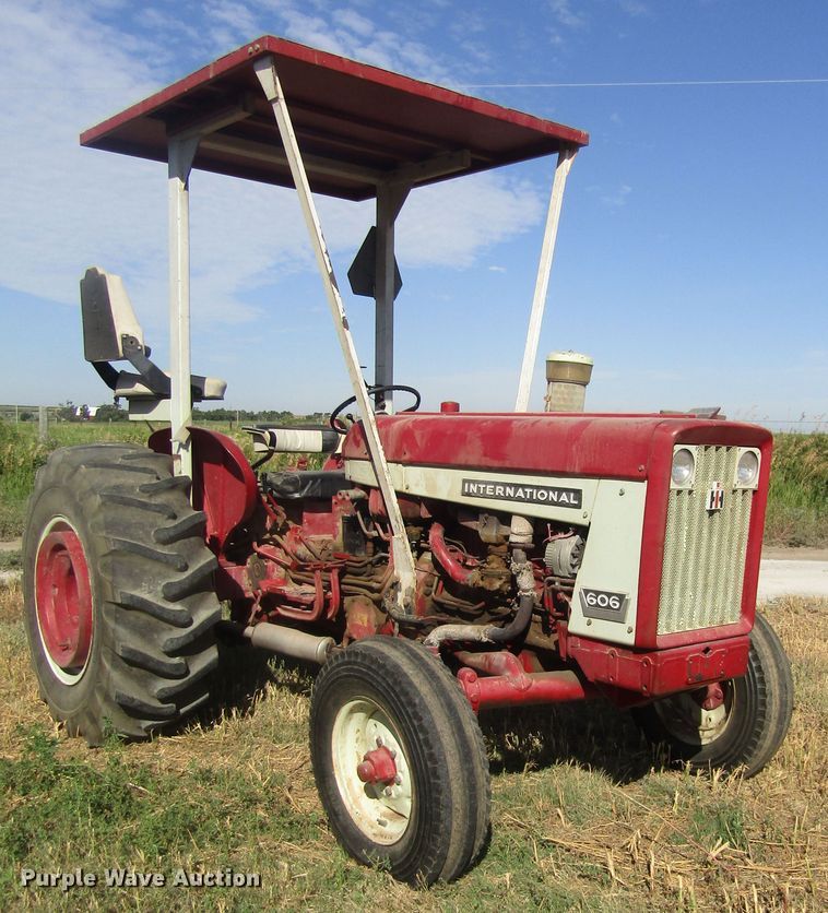 image for item EY9527 1964 International 606 tractor