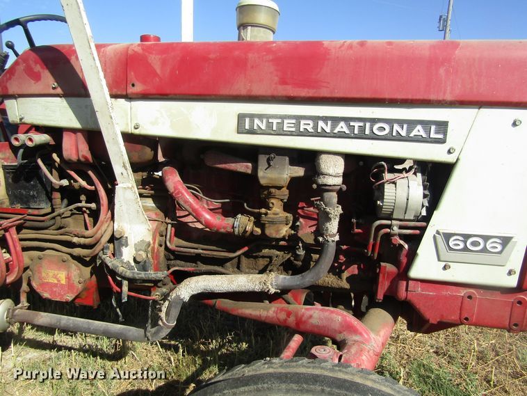 image for item EY9527 1964 International 606 tractor