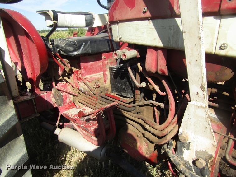 image for item EY9527 1964 International 606 tractor