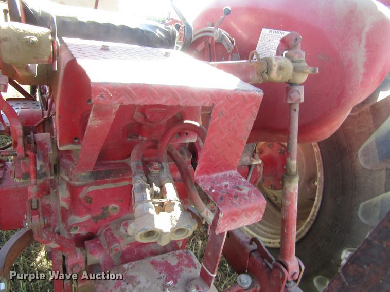 image for item EY9527 1964 International 606 tractor