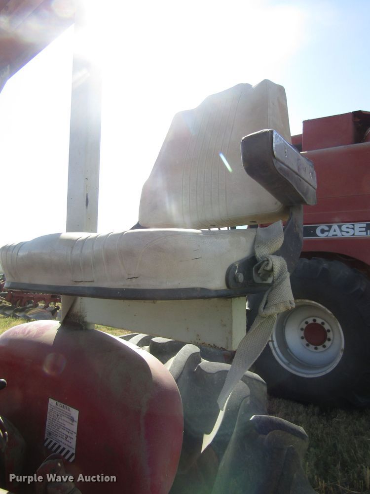 image for item EY9527 1964 International 606 tractor