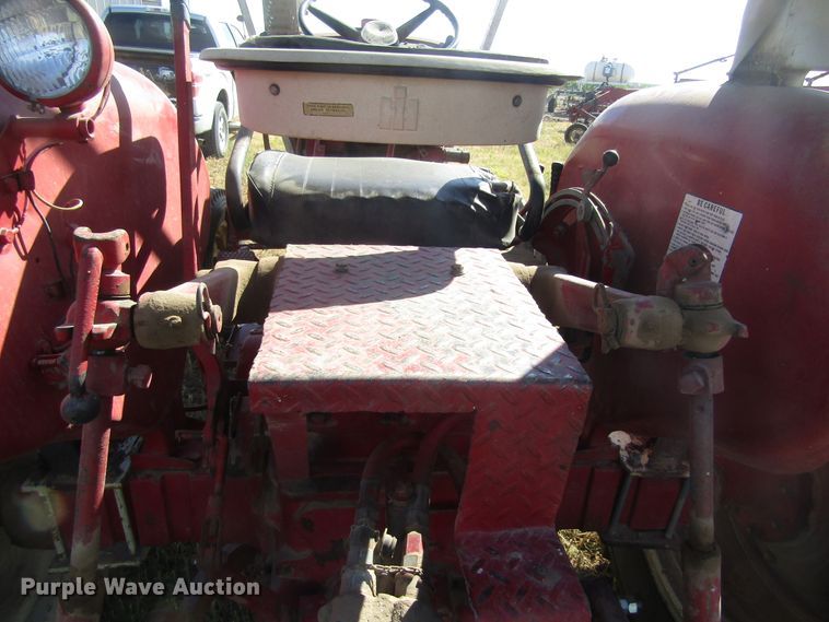 image for item EY9527 1964 International 606 tractor