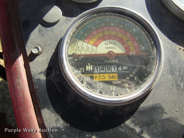 image for item EY9527 1964 International 606 tractor