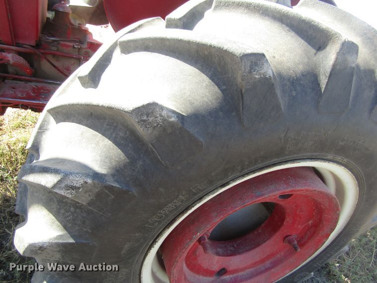 image for item EY9527 1964 International 606 tractor