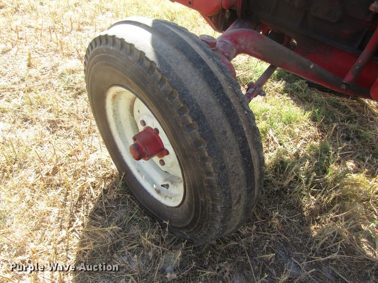 image for item EY9527 1964 International 606 tractor