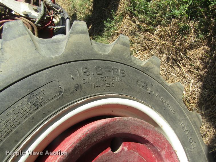 image for item EY9527 1964 International 606 tractor