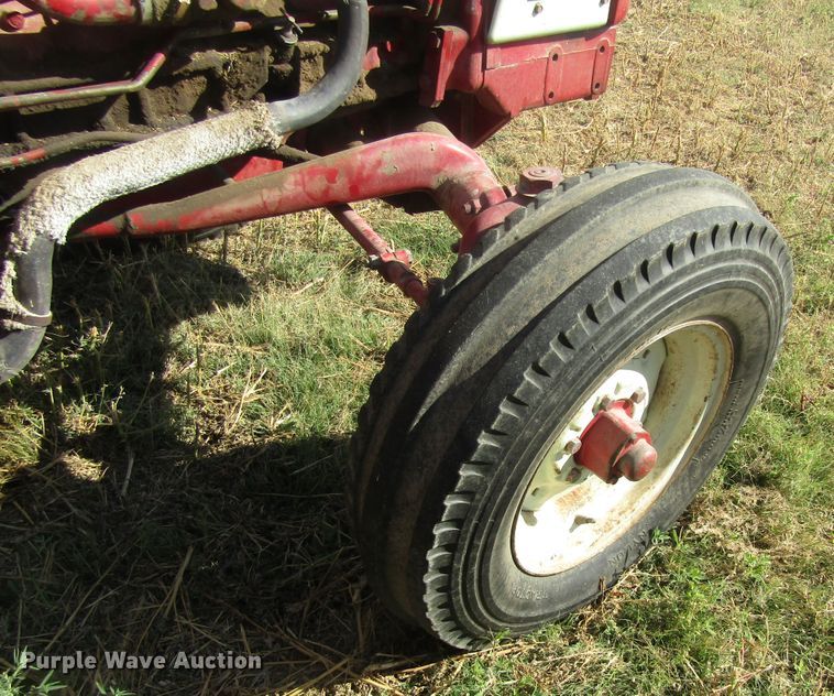 image for item EY9527 1964 International 606 tractor