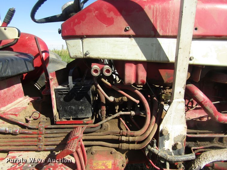 image for item EY9527 1964 International 606 tractor
