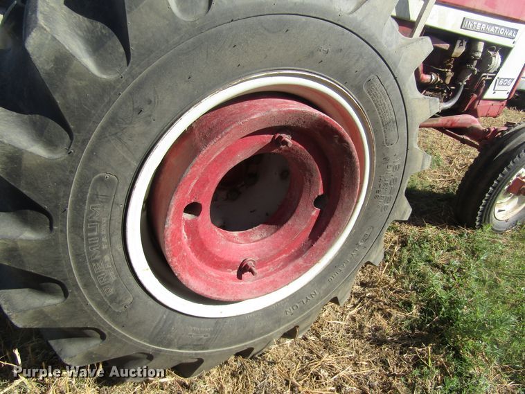 image for item EY9527 1964 International 606 tractor