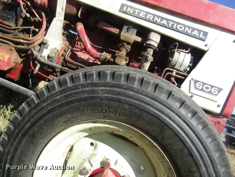 image for item EY9527 1964 International 606 tractor