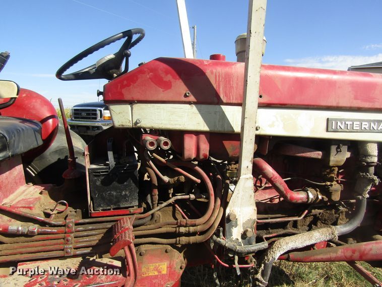 image for item EY9527 1964 International 606 tractor