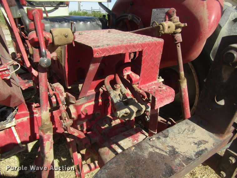 image for item EY9527 1964 International 606 tractor