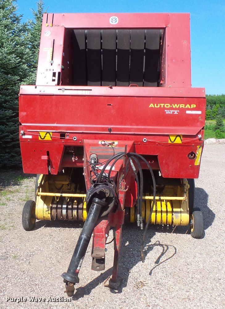 image for item FM9745 2000 New Holland 658 round baler