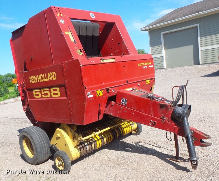 image for item FM9745 2000 New Holland 658 round baler