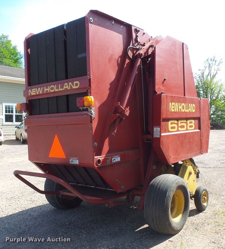 image for item FM9745 2000 New Holland 658 round baler