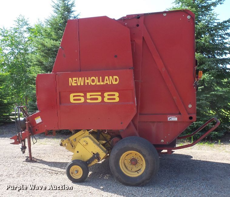 image for item FM9745 2000 New Holland 658 round baler