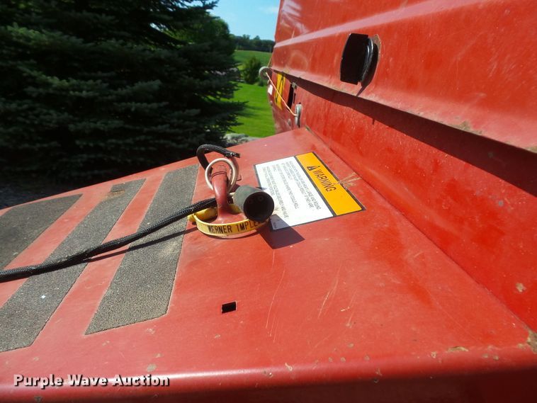 image for item FM9745 2000 New Holland 658 round baler