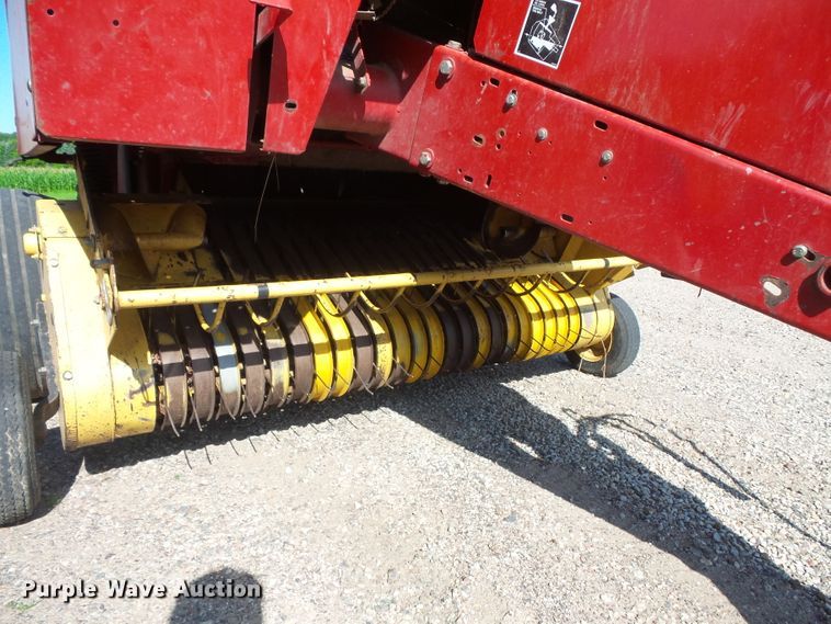 image for item FM9745 2000 New Holland 658 round baler