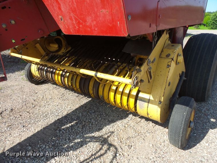 image for item FM9745 2000 New Holland 658 round baler