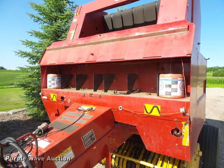 image for item FM9745 2000 New Holland 658 round baler