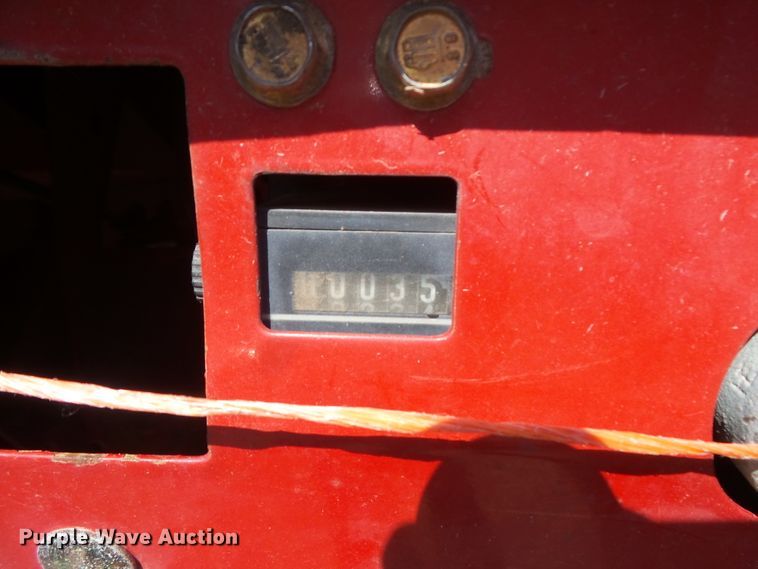 image for item FM9745 2000 New Holland 658 round baler