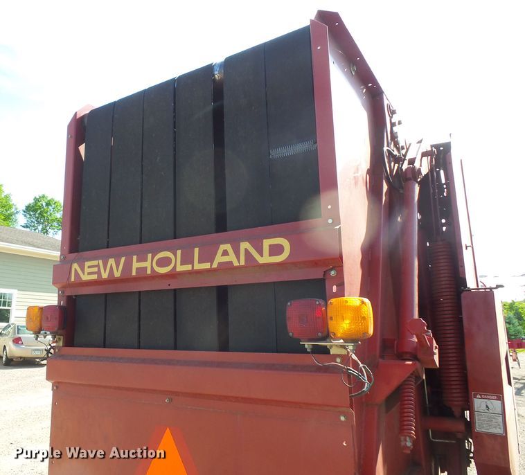 image for item FM9745 2000 New Holland 658 round baler