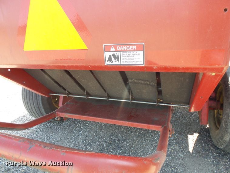 image for item FM9745 2000 New Holland 658 round baler