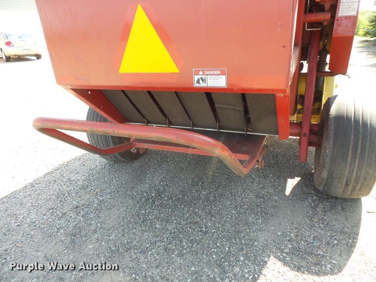 image for item FM9745 2000 New Holland 658 round baler