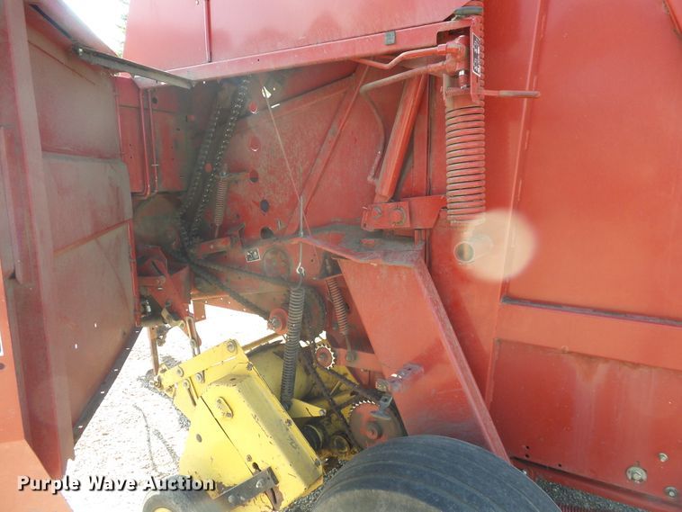 image for item FM9745 2000 New Holland 658 round baler