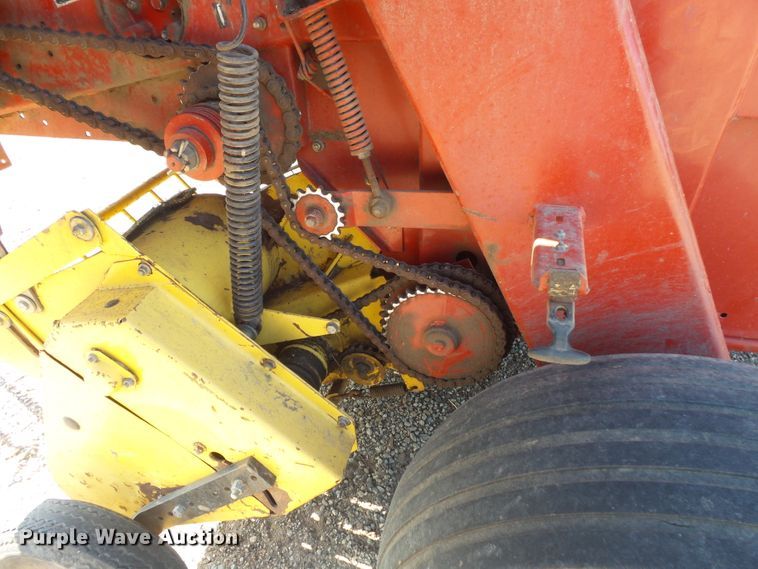 image for item FM9745 2000 New Holland 658 round baler