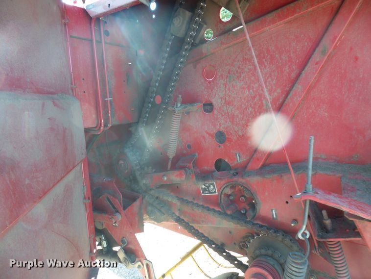 image for item FM9745 2000 New Holland 658 round baler