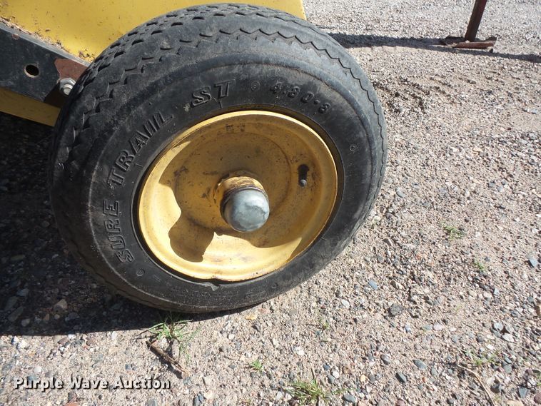 image for item FM9745 2000 New Holland 658 round baler