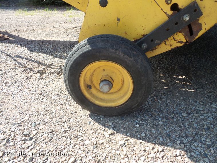 image for item FM9745 2000 New Holland 658 round baler