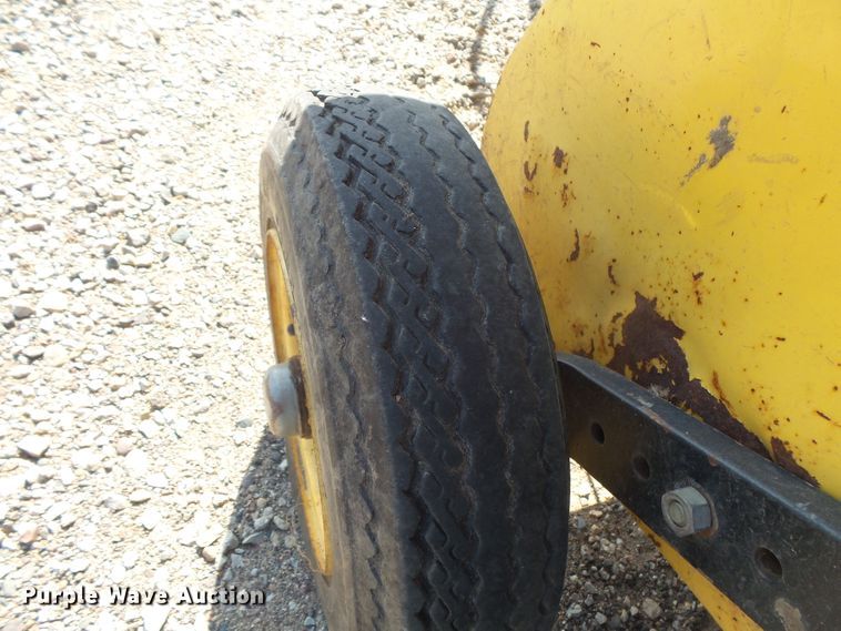 image for item FM9745 2000 New Holland 658 round baler